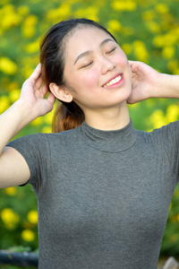 年轻的菲律宾女人休息