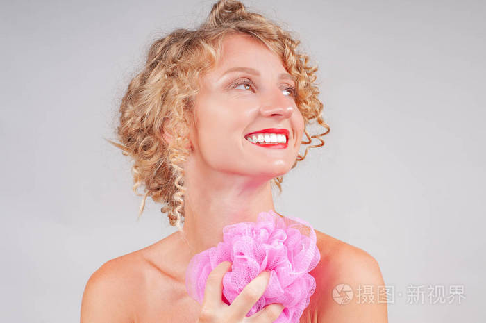 肩膀. 完美的新鲜清洁皮肤概念. 美丽的女人洗她的身体