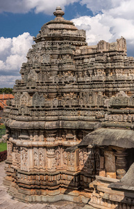 贝拉瓦迪卡纳塔克邦印度2013年11月2日韦拉纳拉亚纳寺。 南部三座棕色石头维马纳神殿之一和云景下建筑群的塔楼。 被雕塑覆盖。