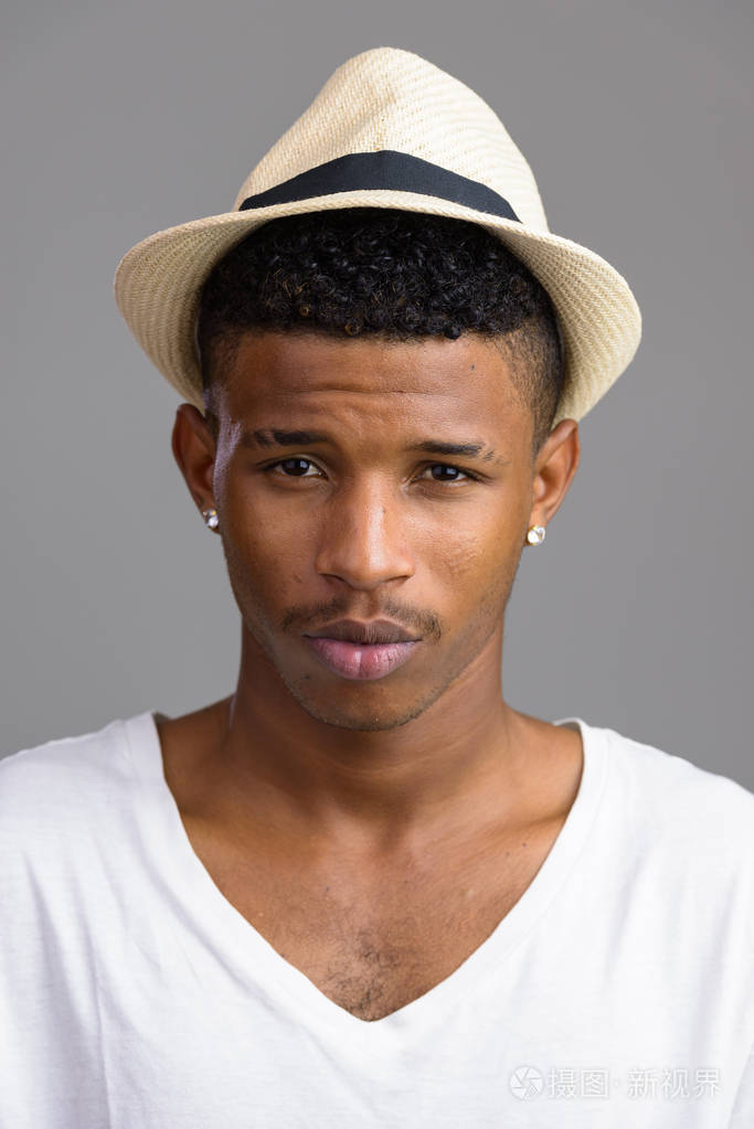 年轻英俊的非洲男人看着镜头的脸