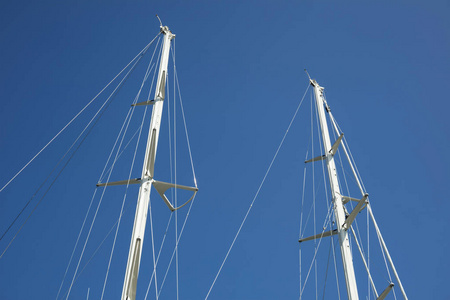 背景蓝天小船白色桅杆的细节