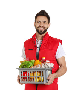 男人拿着篮子，白色背景上有新鲜的产品。 食物供应服务