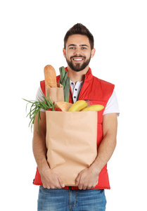 男人拿着纸袋，白色背景上有新鲜产品。 食物供应服务