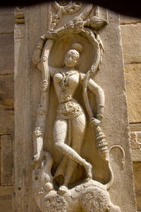 位于印度卡纳塔克邦的曼迪亚地区，位于拉亚拉戈普拉皇家塔的石柱上的优雅女士的雕像