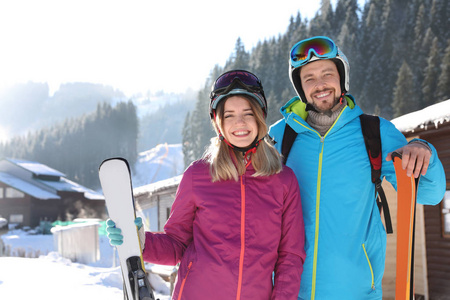 带着滑雪器材度过寒假的幸福夫妇