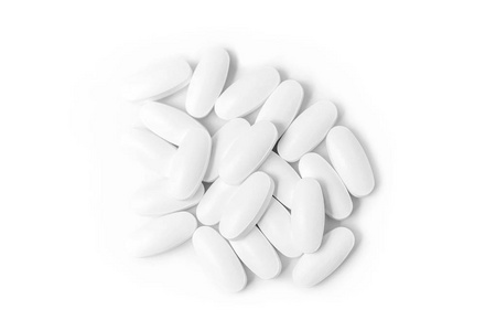 白色药物片堆选择性聚焦于白色背景