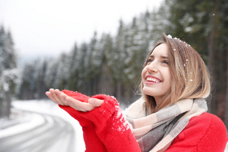 一对夫妇花时间在雪天户外。 寒假