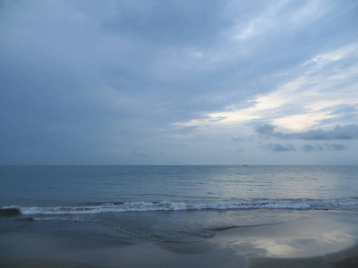 圣达海峡平静的大海，清澈的蓝天。