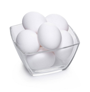 白色背景下碗中的鸡蛋