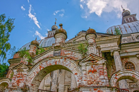 俄罗斯修道院的内部和外部观点