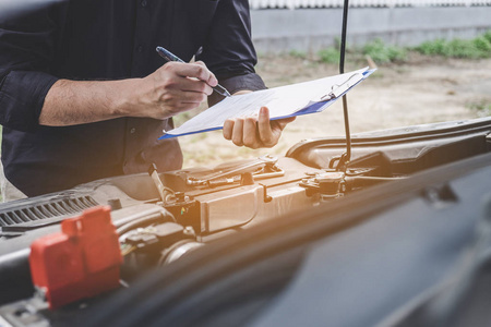 服务汽车发动机机器概念汽车机械师检查汽车发动机与检查写入剪贴板的清单，以修理机器汽车服务和维护。