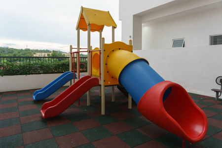 儿童游乐场城市邻里童年概念。