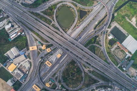 城市道路照片交通枢纽圆形城市道路鸟瞰绿树车辆移动照片