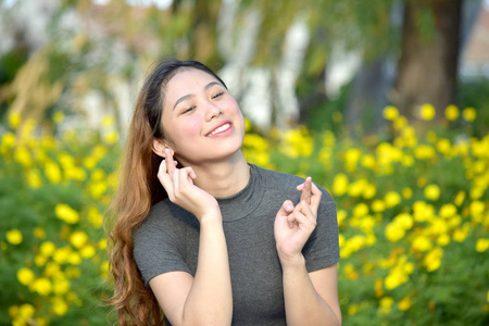 幸运的有吸引力的少数民族女性图片