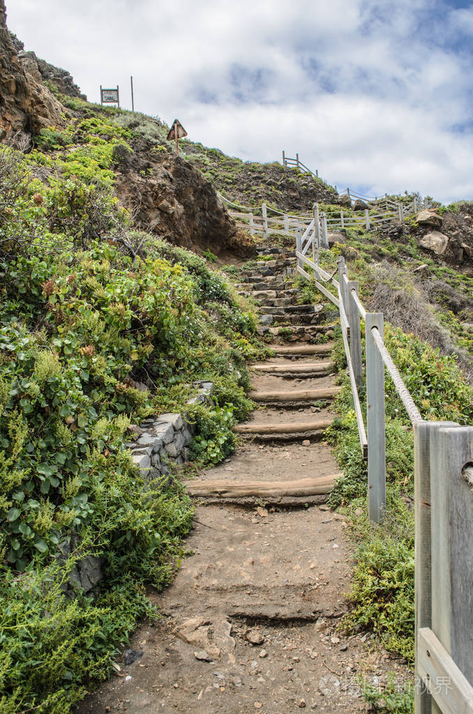 通往贝尼霍海滩的陡峭楼梯观景台