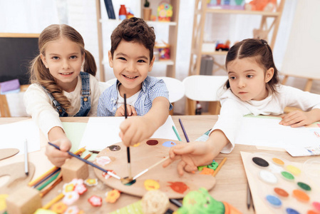 儿童画画画画了图片-儿童画画画画了素材-儿童画画画画了插画-摄图新