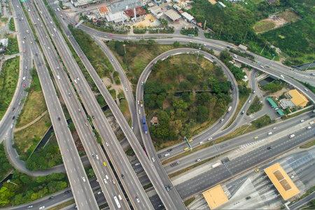 交通枢纽圆形城市道路鸟瞰绿树车辆移动