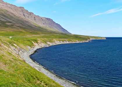 从Sudarkrokur地区北部的Skagafjordur在冰岛北部的西海岸线上看到。