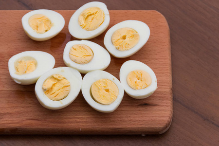 木桌上的砧板上煮鸡蛋