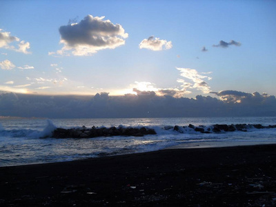 地中海的日落，来自那不勒斯海湾的黑色火山沙滩。