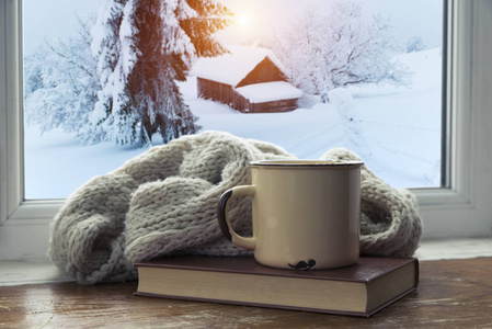 冬季背景带有糖果甘蔗，羊毛围巾和手套的窗台和冬季现场户外。在寒冷的户外舒适的家中度过冬季时光的静态生活
