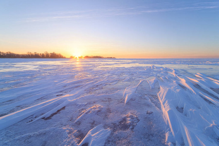 一个明亮的冬天早晨的风景自然的图案，永不停止的惊奇是在正确的时尚脚