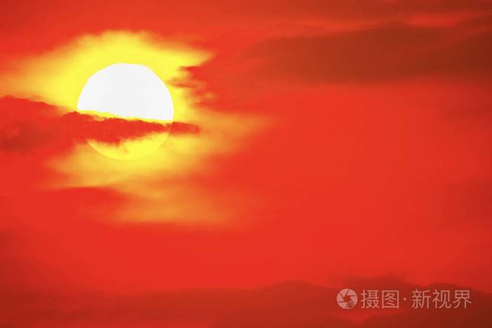 大太阳夕阳西下橘红的天空红的太阳阳光户外夏日的自然景观背面