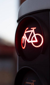骑自行车的人在红绿灯处有红色。