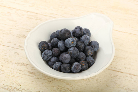 蓝莓放在木制背景的碗里