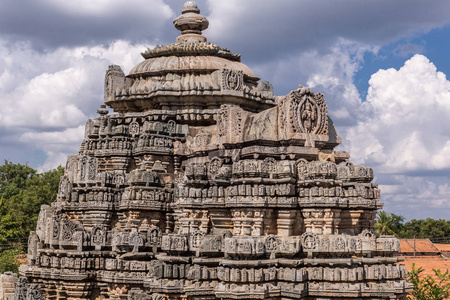 贝拉瓦迪卡纳塔克邦印度2013年11月2日韦拉纳拉亚纳寺。 三座维马纳塔之一，对抗蓝天中的重云景观。 一些绿色植被。