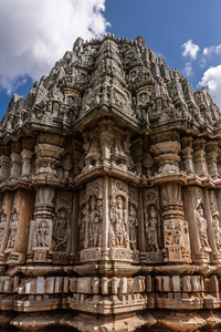 贝拉瓦迪卡纳塔克邦印度2013年11月2日韦拉纳拉亚纳寺。 南部的细节，三个棕色石头维马纳神殿和塔楼的综合体在云景下。 被雕塑