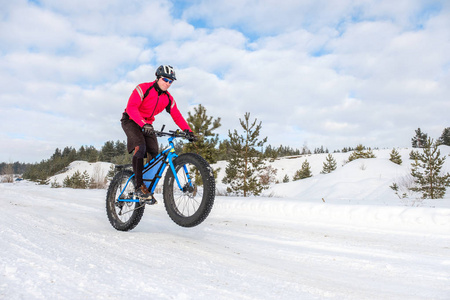 冬天，胖子骑自行车在雪地里骑自行车。 胖自行车。