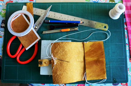 迪伊手工皮革工艺工具和设备，为手工制作的真皮手工皮革，当地泰国风格的家庭车间在泰国非塔布里。