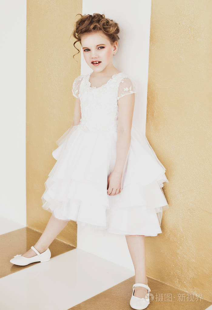 金发碧眼的小女孩穿着白色的衣服