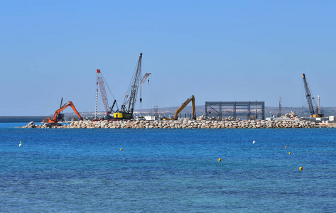 在海岸建造码头