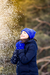 一个戴着帽子的女孩在散步霜冻和雪上的冬天肖像