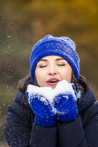 一个戴着帽子的女孩在散步霜冻和雪上的冬天肖像