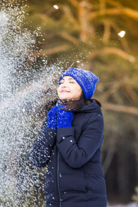 一个戴着帽子的女孩在散步霜冻和雪上的冬天肖像