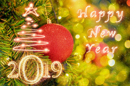 新年快乐，2019年，圣诞树，用闪闪发光的烟火写在圣诞树的背景上，抽象模糊的庆祝活动和贺卡，2019年的概念。