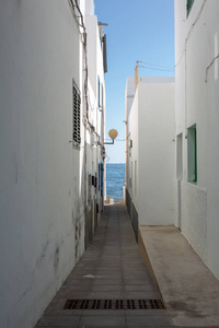 兰萨罗特岛上Arrieta市的房屋之间通往海洋的通道。 加那利群岛。