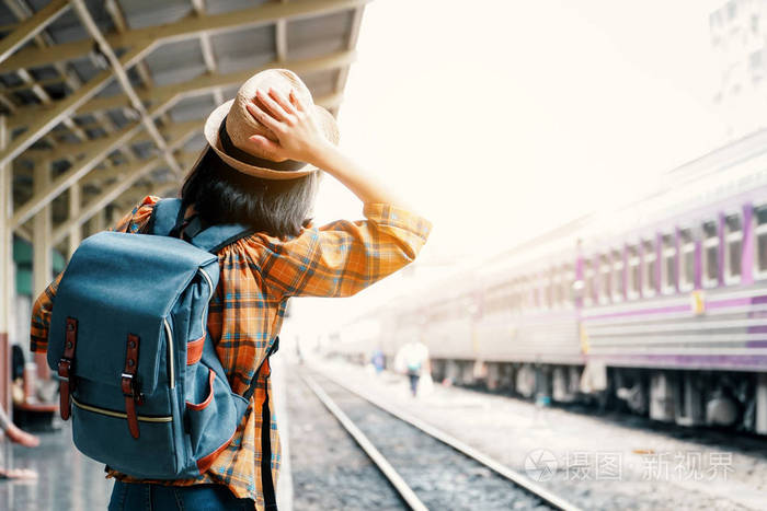 亚洲妇女背包旅行开始在火车站背景旅行的假期概念.