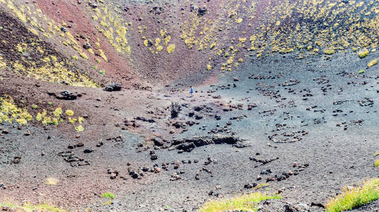 对西尔维斯特里火山口内部的特殊视图，一个喷发口，其形成可追溯到1892年的喷发。垂直视图。