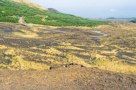 埃特纳山谷的全景，那里的道路通向中央火山口流动。 水平视图。