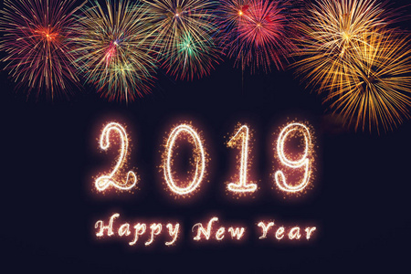 新年快乐，2019年，用闪闪发光的烟火写在烟花上，有黑暗的背景庆祝和贺卡的概念