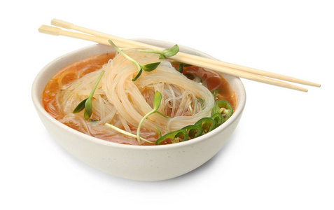 白色背景碗中美味的中国汤