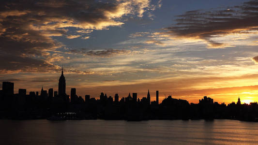 纽约市天际线与城市摩天大楼日落高清