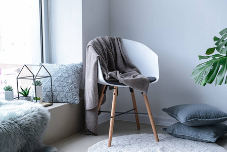 休息场所室内设有舒适的休息场所,靠近窗户照片