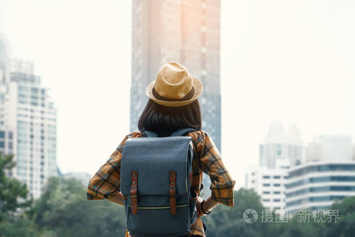 一个女人背包旅行图片图片
