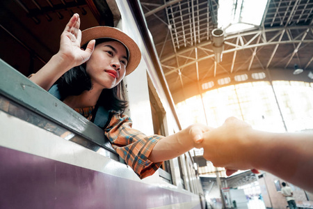亚洲女性背包旅行开始旅行的火车站背景，旅行的假日概念。