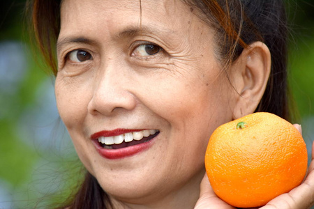 少数族裔女性长者用橙色微笑